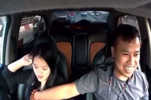 O motorista agarrou o peito da garota bonita