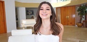 Brooke Monk faz sexo com uma garota modelo com um corpo padrão querendo ser fodido imediatamente