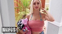 O clipe de Skylar Vox mostra uma garota com tesão na calcinha de renda