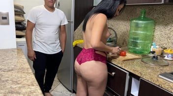 Pegou a madrasta na calcinha da cozinha