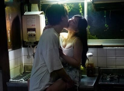 Karen Yuzuriha é uma garota sexual que participa constantemente de atividades sexuais o tempo todo
