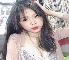 Garota gostosa Tiktok com pernas longas