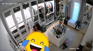 A esposa lidera a amante para ir para casa e vira homossexual quando o marido está ausente
